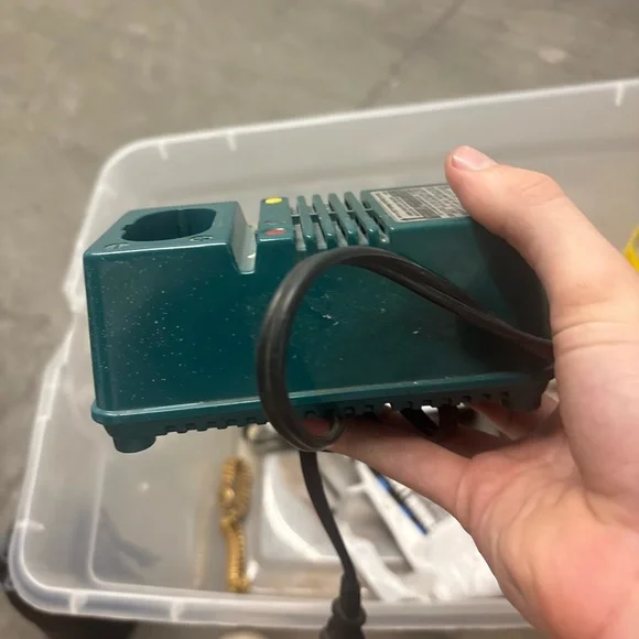 Makita DC9700A Battery Charger - Blue - Picture 6 of 7